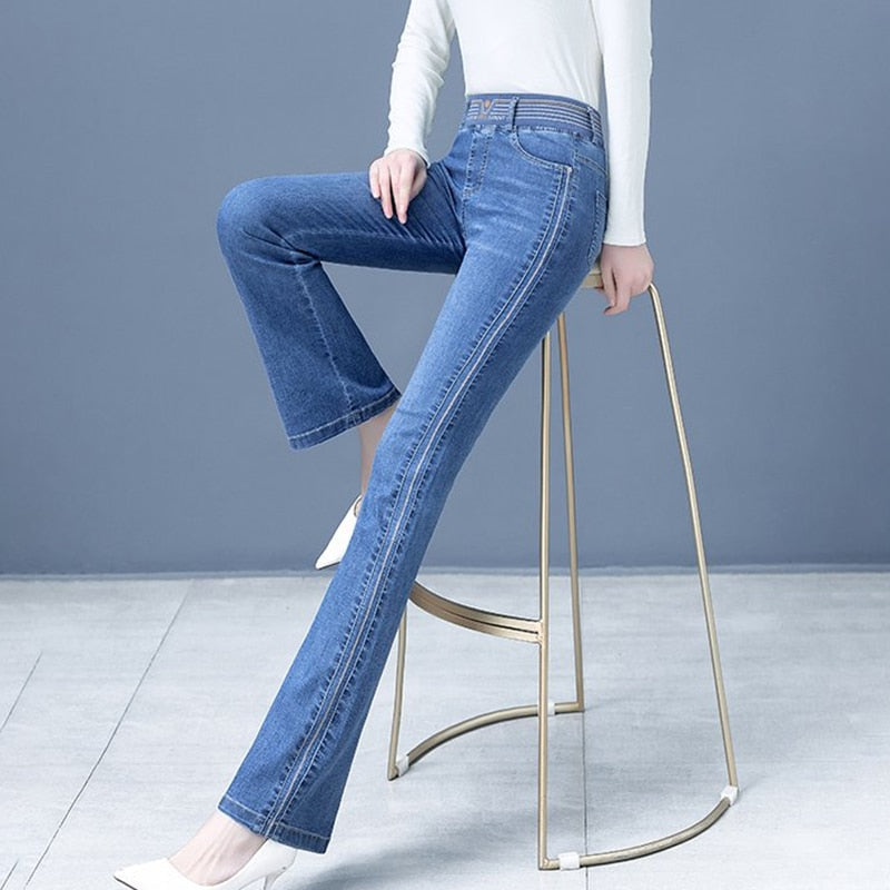 Calça Jeans Flare Amélia™ com Cintura Alta Elástica / A Calça da Mulher se Veste Bem em Todos os Sentidos!